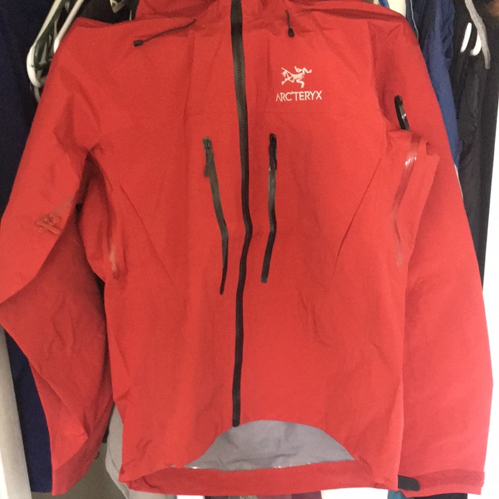 Arc'teryx Men's red colour Jacket skiing’s